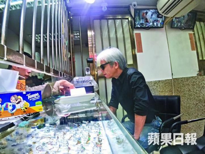 騙徒阿常游手好閒,不時流連當舖。 騙徒阿常游手好閒,不時流連當舖。