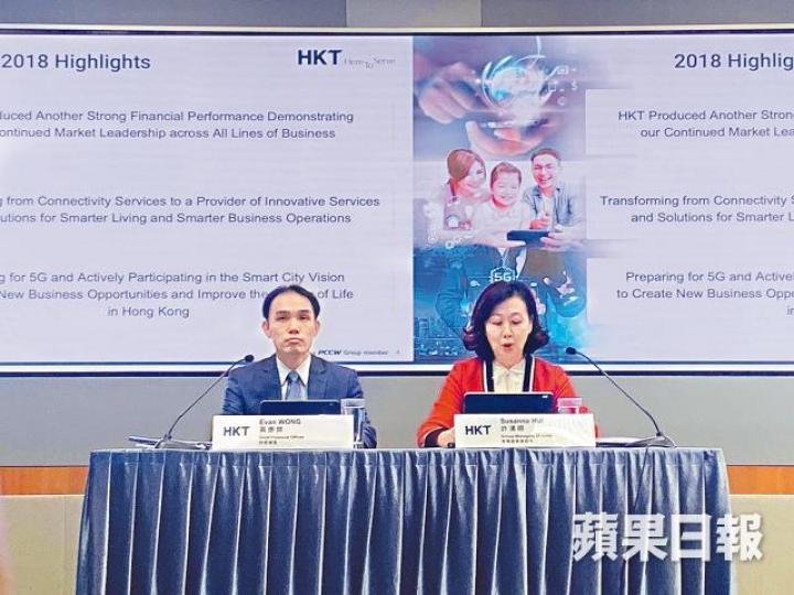 香港電訊董事總經理許漢卿(右)表示,正等待金管局發出虛擬銀行牌照。 香港電訊董事總經理許漢卿(右)表示,正等待金管局發出虛擬銀行牌照。