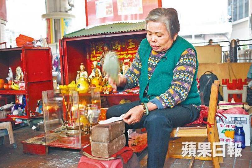 打小人逾三十年,68歲的趙姑手起鞋落,中氣十足。翁鈺輝攝請神儀式後,趙姑隨即落手打人像紙,直至打爛。鵝頸橋底環境陰暗,陰氣較重,是打小人「勝地」。 打小人逾三十年,68歲的趙姑手起鞋落,中氣十足。翁鈺輝攝請神儀式後,趙姑隨即落手打人像紙,直至打爛。鵝頸橋底環境陰暗,陰氣較重,是打小人「勝地」。