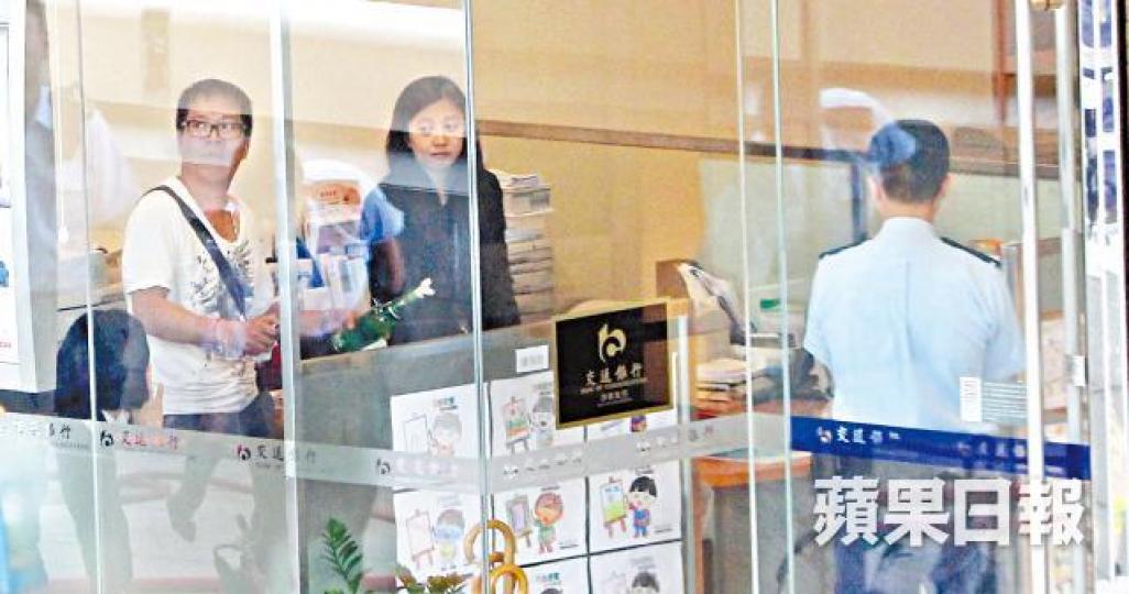 上訴人劉偉強前年持天拿水稱劫銀行。 上訴人劉偉強前年持天拿水稱劫銀行。