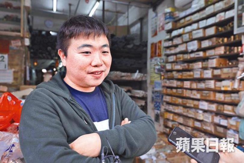 五金舖少東黃先生擔心重建會流失熟客。 五金舖少東黃先生擔心重建會流失熟客。