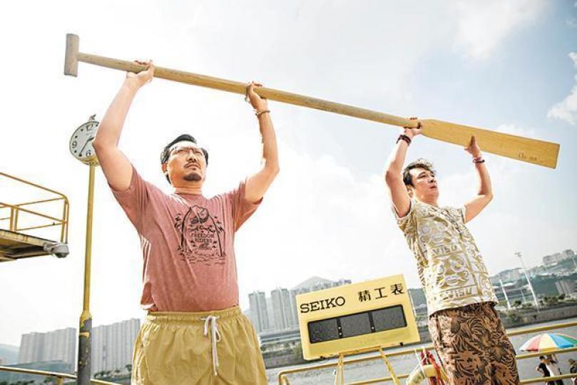 吳鎮宇（右）拍攝《逆流大叔》時，主動為潘燦良挑選最老土的服裝。劇照