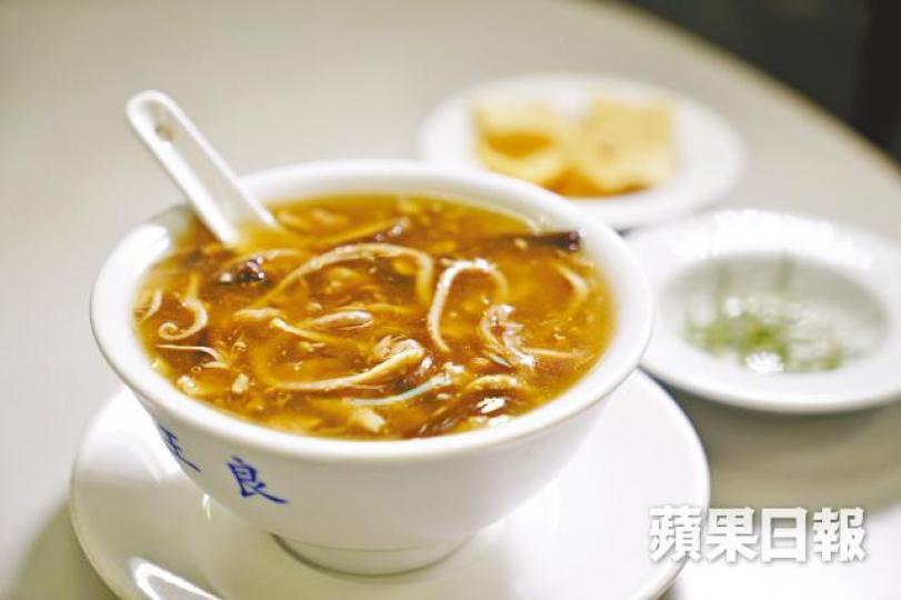 蛇羹(細)$48;濃稠適中,蛇肉不少。燉湯因人而異,湯料度身調配。花旗參響螺竹絲雞燉湯 $148(全日供應);滋陰,補氣補腎。葉國良和蛇太因燉湯結良緣。三蛇配淮山杞子竹絲雞,燉湯下肚,全身暖笠笠。蛇王良店小但很整潔,是蛇舖異數。每條蛇肉都經蛇太細細撕碎,入口不韌。一家三口的午餐和晚餐雖然簡單,但由葉國良準備,着重營養。蛇酒是蛇舖名物,一放經年,熟客如候鳥般定時來飲用。蛇羹飯餐也可選配鹹肉菜飯。糯米飯餐(配蛇羹)$75;糯米香軟不油膩。桂圓紅棗燉花膠 $120(需預訂);花膠厚身彈牙;若想腍滑,要 蛇羹(細)$48;濃稠適中,蛇肉不少。燉湯因人而異,湯料度身調配。花旗參響螺竹絲雞燉湯 $148(全日供應);滋陰,補氣補腎。葉國良和蛇太因燉湯結良緣。三蛇配淮山杞子竹絲雞,燉湯下肚,全身暖笠笠。蛇王良店小但很整潔,是蛇舖異數。每條蛇肉都經蛇太細細撕碎,入口不韌。一家三口的午餐和晚餐雖然簡單,但由葉國良準備,着重營養。蛇酒是蛇舖名物,一放經年,熟客如候鳥般定時來飲用。蛇羹飯餐也可選配鹹肉菜飯。糯米飯餐(配蛇羹)$75;糯米香軟不油膩。桂圓紅棗燉花膠 $120(需預訂);花膠厚身彈牙;若想腍滑,要