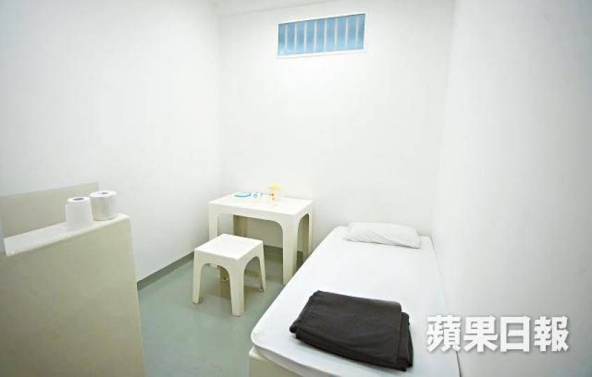 廉署扣留室約80呎，有床、桌椅和坐廁。小朋友拿起廉署陳列槍械試玩。