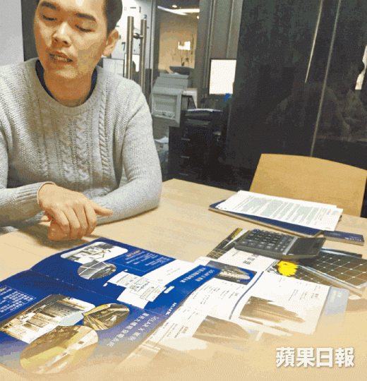 SOLAR X項目總監胡文偉向準投資者介紹計劃時,聲稱「有太陽就有錢收」。茵怡花園澄清有關設置太陽能板的計劃屬虛假。SOLAR X以每年回報18%吸引人投資屋苑天台太陽能發電項目。范國威呼籲已加入該計劃的投資者留意公司是否有誤導。何耀勤攝 SOLAR X項目總監胡文偉向準投資者介紹計劃時,聲稱「有太陽就有錢收」。茵怡花園澄清有關設置太陽能板的計劃屬虛假。SOLAR X以每年回報18%吸引人投資屋苑天台太陽能發電項目。范國威呼籲已加入該計劃的投資者留意公司是否有誤導。何耀勤攝