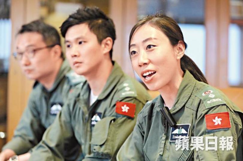 黃詠妍（右）表示，新直升機系統提高空中懸浮的穩定性，方便救援。