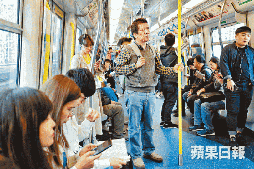 神經纖維瘤患者王政國因滿身滿臉肉瘤，多年來飽受歧視，如今人人變低頭族，對政國的奇異目光反而減少。