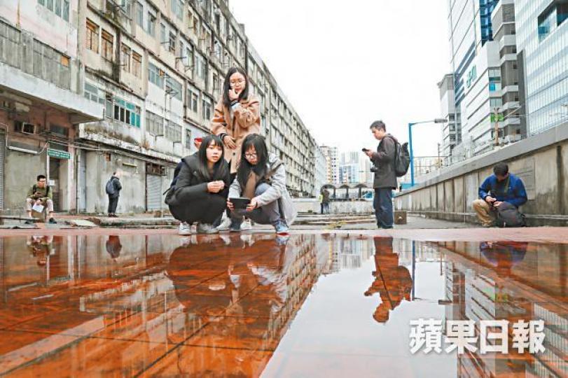 觀塘裕民坊告別在即,有市民昨到現場留影。陳善南攝在裕民坊經營報檔逾50年的賴生,拒接受特別賠償方案。刀匠關生最難忘80年代不時有紋身漢來買牛肉刀。 觀塘裕民坊告別在即,有市民昨到現場留影。陳善南攝在裕民坊經營報檔逾50年的賴生,拒接受特別賠償方案。刀匠關生最難忘80年代不時有紋身漢來買牛肉刀。