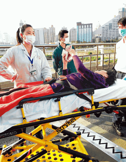 坐內地救護車到深圳關口的馬太,指途中被要求多付2,500元人民幣,她在關口點算現金給予車上護士。讀者提供圖片馬太坐旅遊巴在東莞受傷,到常平一間醫院求診(左圖),院方指她有骨折(右圖)及提供外判救護車電話。本港救護車在關口等待,將馬太轉送至醫院。黃夏蕙及祥嫂洪金梅到東區醫院探望,黃痛斥內地醫療體系「不知所謂」。互聯網 坐內地救護車到深圳關口的馬太,指途中被要求多付2,500元人民幣,她在關口點算現金給予車上護士。讀者提供圖片馬太坐旅遊巴在東莞受傷,到常平一間醫院求診(左圖),院方指她有骨折(右圖)及提供外判救護車電話。本港救護車在關口等待,將馬太轉送至醫院。黃夏蕙及祥嫂洪金梅到東區醫院探望,黃痛斥內地醫療體系「不知所謂」。互聯網