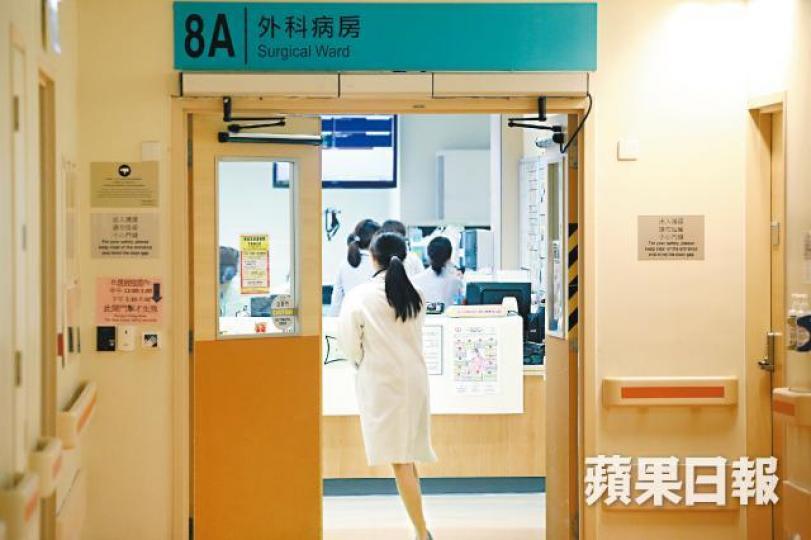 新界東醫院聯網外科一年有16名外科醫生離開;圖為威院新翼8A外科病房。黎樹雄攝離職的四名顧問醫生中,包括曾為易小玲施手術的整形外科醫生黃守仁。威爾斯親王醫院 新界東醫院聯網外科一年有16名外科醫生離開;圖為威院新翼8A外科病房。黎樹雄攝離職的四名顧問醫生中,包括曾為易小玲施手術的整形外科醫生黃守仁。威爾斯親王醫院