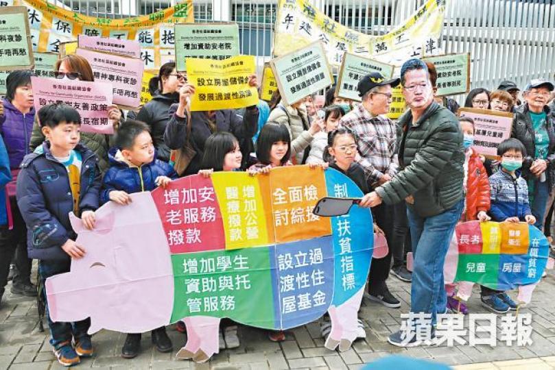 多個團體昨到政府總部請願,要求增加對基層家庭援助。朱永倫攝 多個團體昨到政府總部請願,要求增加對基層家庭援助。朱永倫攝