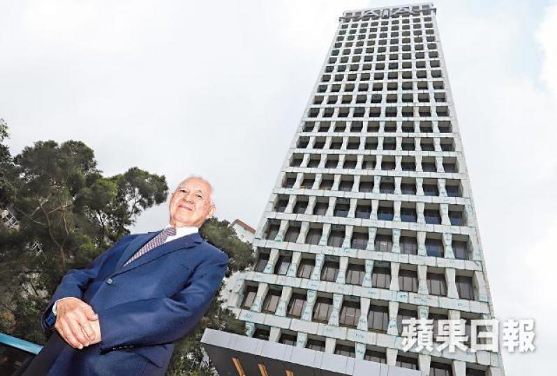 謝仕榮身後的灣仔友邦大廈,即將拆卸重建。譚德潤攝 謝仕榮身後的灣仔友邦大廈,即將拆卸重建。譚德潤攝