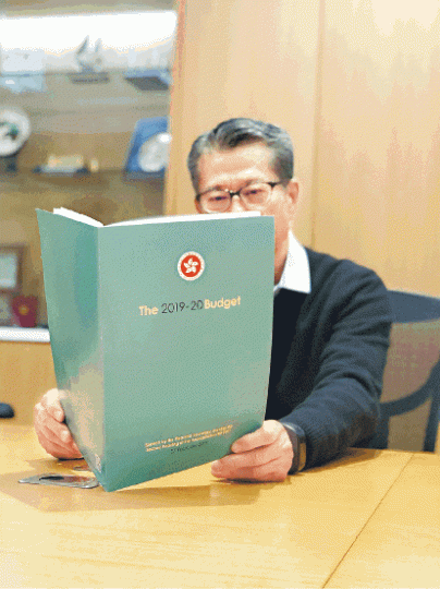 陳茂波撰文公佈預算案封面主色調為粉綠色,寓意「香港是充滿生機的土壤」。陳茂波網誌圖片 陳茂波撰文公佈預算案封面主色調為粉綠色,寓意「香港是充滿生機的土壤」。陳茂波網誌圖片