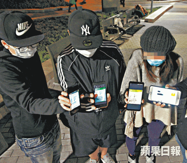 左起:葉小姐、廖先生、張小姐遭同一名女賣家騙款,本月初才獲退款。溫瑞麟攝 左起:葉小姐、廖先生、張小姐遭同一名女賣家騙款,本月初才獲退款。溫瑞麟攝