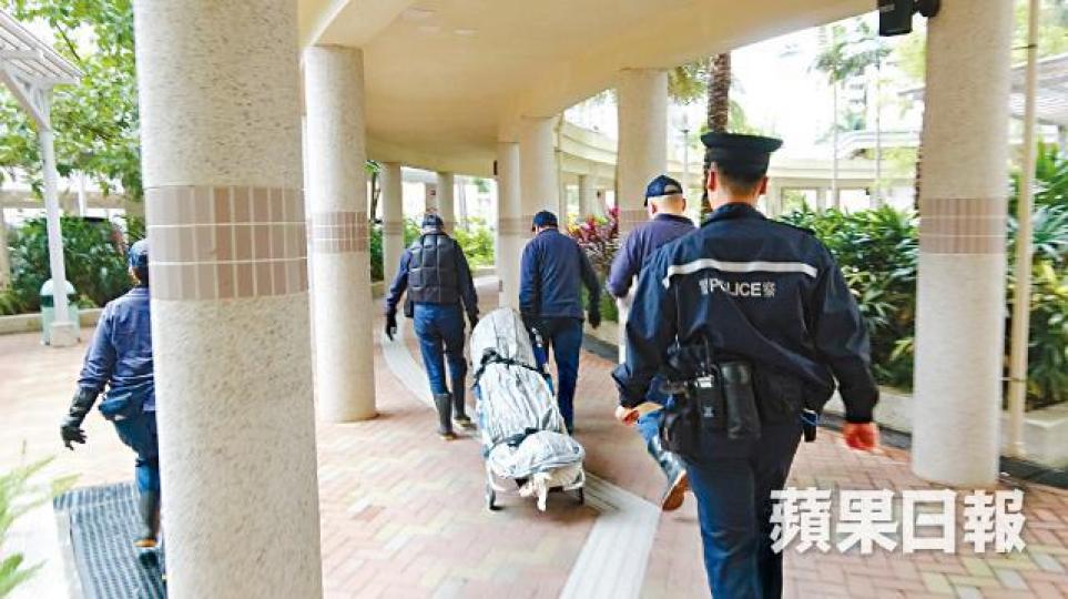 仵工將23歲死者屍體移送殮房。張培生攝 仵工將23歲死者屍體移送殮房。張培生攝