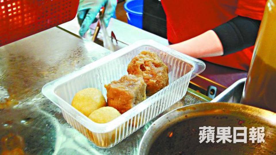 鯁喉男童上周在竹園一家小食店買走牛肉球等小食。簡明恩攝當日賣小食給男童的好姨獲悉事件不禁落淚。 鯁喉男童上周在竹園一家小食店買走牛肉球等小食。簡明恩攝當日賣小食給男童的好姨獲悉事件不禁落淚。