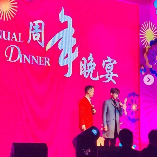 胡文新同歌手張敬軒同台合唱。 胡文新同歌手張敬軒同台合唱。