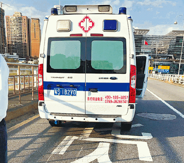 馬太乘搭的內地外判救護車,外表與正規救護車一樣。 馬太乘搭的內地外判救護車,外表與正規救護車一樣。