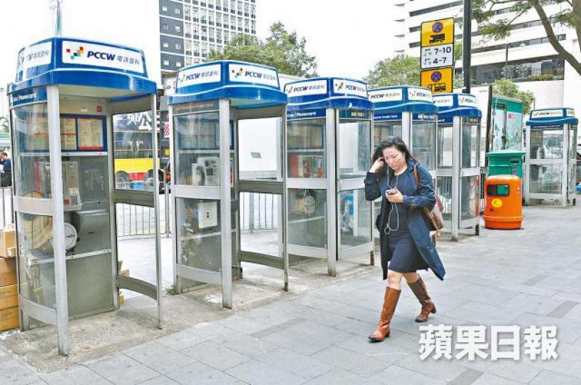皇后像廣場外的電話亭曾經非常繁忙,排滿「覆機」的市民和打電話回鄉的外傭,如今人去亭空。張志華攝 皇后像廣場外的電話亭曾經非常繁忙,排滿「覆機」的市民和打電話回鄉的外傭,如今人去亭空。張志華攝