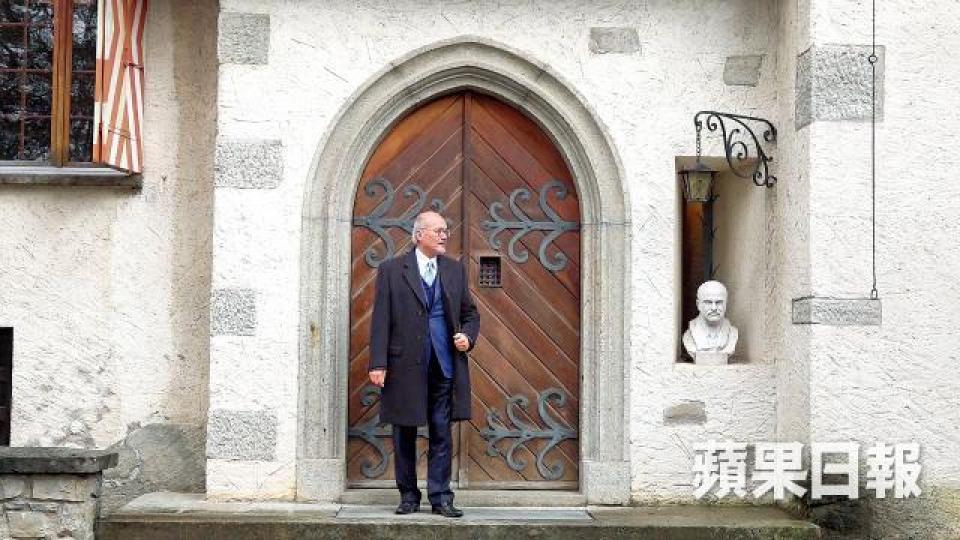 Henniez古堡門口的雕像是上手業主的祖父,葉希德與其孫兒相交多年才能購入古堡。樓上是他的居所,樓下是辦公室。葉希德在瑞士洛桑的古堡有200年歷史,地下礦泉水源源不絕。上世紀60年代是蓮花樂隊成員,現時葉希德家裏也有一個音樂小天地。葉希德打造的高級護膚品牌Bellefontaine瑞士分店。1990年被廣告商看中,邀請他拍攝酒類廣告。早年被拍下與簡佩筠共舞的照片。 Henniez古堡門口的雕像是上手業主的祖父,葉希德與其孫兒相交多年才能購入古堡。樓上是他的居所,樓下是辦公室。葉希德在瑞士洛桑的古堡有200年歷史,地下礦泉水源源不絕。上世紀60年代是蓮花樂隊成員,現時葉希德家裏也有一個音樂小天地。葉希德打造的高級護膚品牌Bellefontaine瑞士分店。1990年被廣告商看中,邀請他拍攝酒類廣告。早年被拍下與簡佩筠共舞的照片。