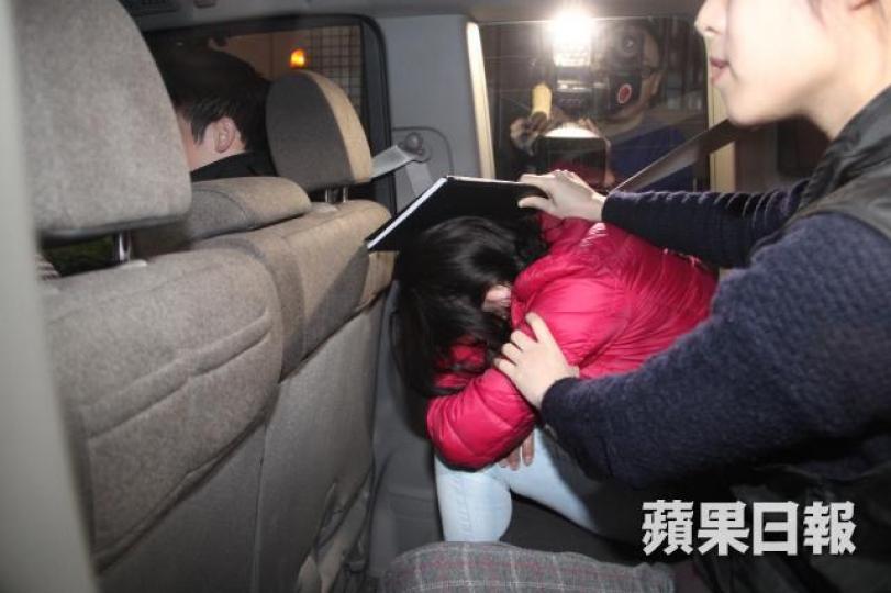 一名智利籍女子被捕。司徒韋桐攝 一名智利籍女子被捕。司徒韋桐攝