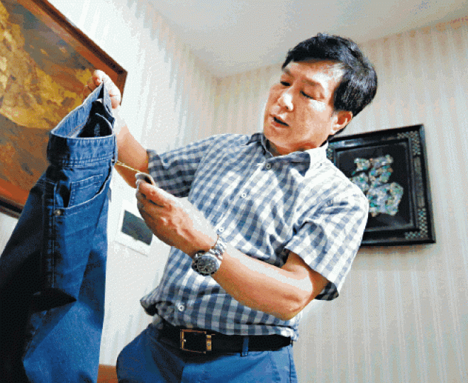 崔東進展示其開城工廠的產品。路透社 崔東進展示其開城工廠的產品。路透社