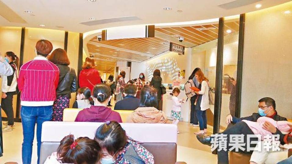 【昨日】昨早養和雖未如前日般逼爆,但座位亦已坐滿。張志華攝【前日】網傳逾百內地人逼爆養和大堂,輪候打HPV九價疫苗。 【昨日】昨早養和雖未如前日般逼爆,但座位亦已坐滿。張志華攝【前日】網傳逾百內地人逼爆養和大堂,輪候打HPV九價疫苗。