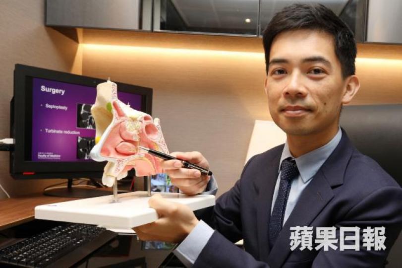 鄧志豪指出,下鼻甲骨的黏膜組織肥大,可令人出現鼻塞。李潤芳攝
鄧志豪指出,下鼻甲骨的黏膜組織肥大,可令人出現鼻塞。李潤芳攝