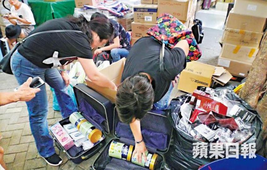 過往有不少內地客在上水街頭執拾奶粉等貨物。 過往有不少內地客在上水街頭執拾奶粉等貨物。