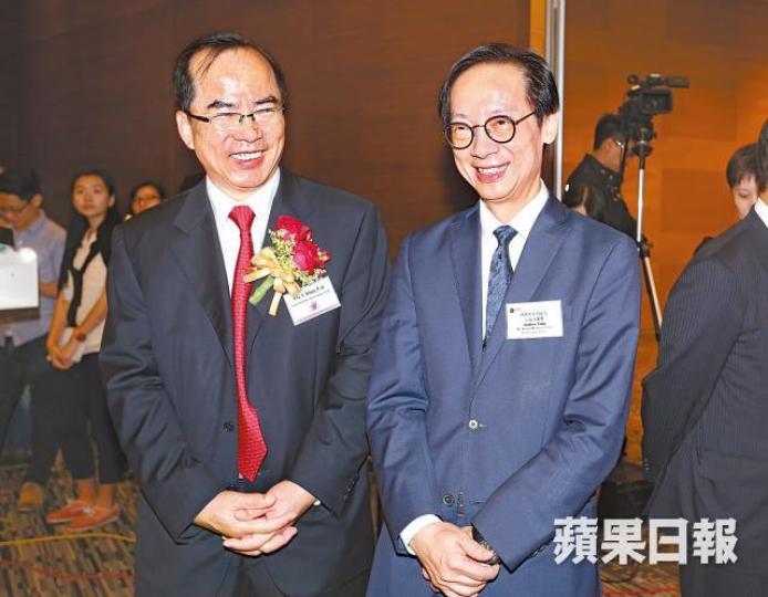 馮孝忠對舊老闆柯清輝(左)肅然起敬。 馮孝忠對舊老闆柯清輝(左)肅然起敬。