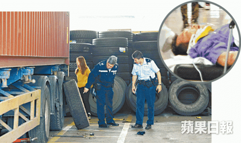 工人被爆胎氣流擊斃(圓圖),警員事後在現場調查。簡明恩、張家豪攝 工人被爆胎氣流擊斃(圓圖),警員事後在現場調查。簡明恩、張家豪攝