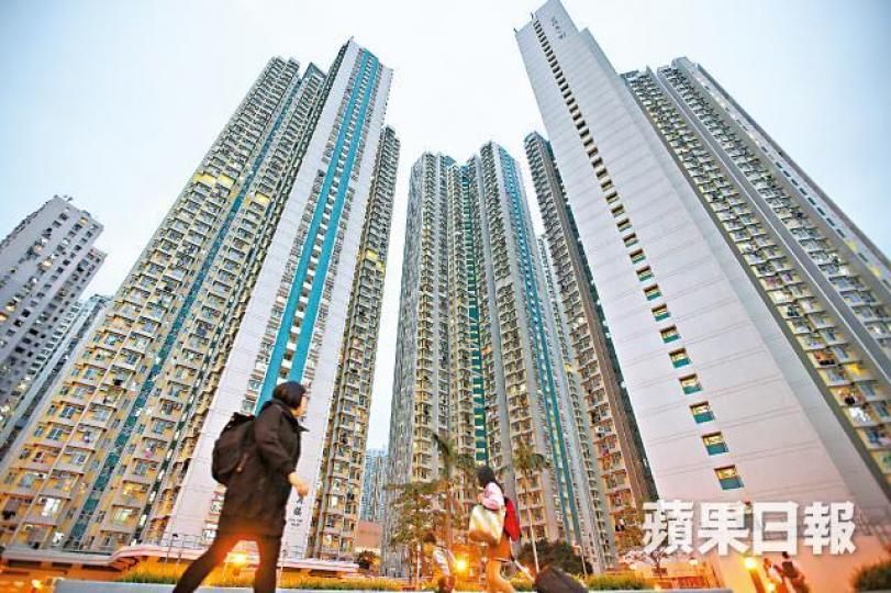 房委會擬放寬申請公屋條件,料有16.16萬個私樓非業主戶符合新入息資格。 房委會擬放寬申請公屋條件,料有16.16萬個私樓非業主戶符合新入息資格。