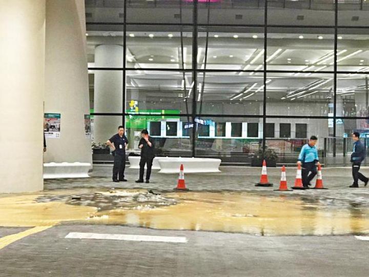 香港口岸旅檢大樓附近地下水管爆裂,泥水湧出路面。讀者提供圖片 香港口岸旅檢大樓附近地下水管爆裂,泥水湧出路面。讀者提供圖片