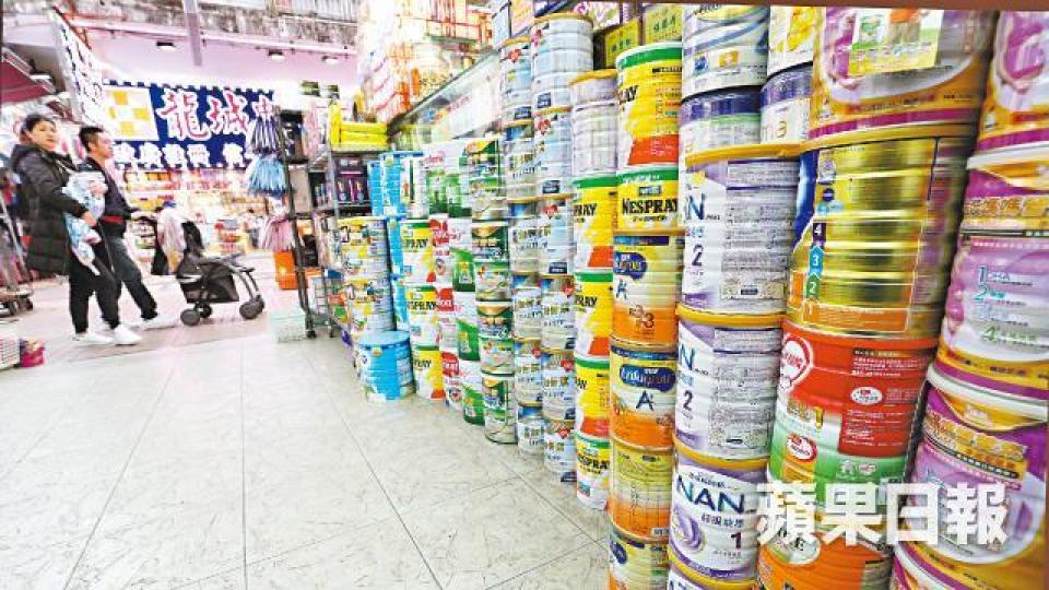 食衞局轄下檢討委員會建議不撤限奶令,以免本港奶粉因水貨活動再次短缺。張志華攝 食衞局轄下檢討委員會建議不撤限奶令,以免本港奶粉因水貨活動再次短缺。張志華攝