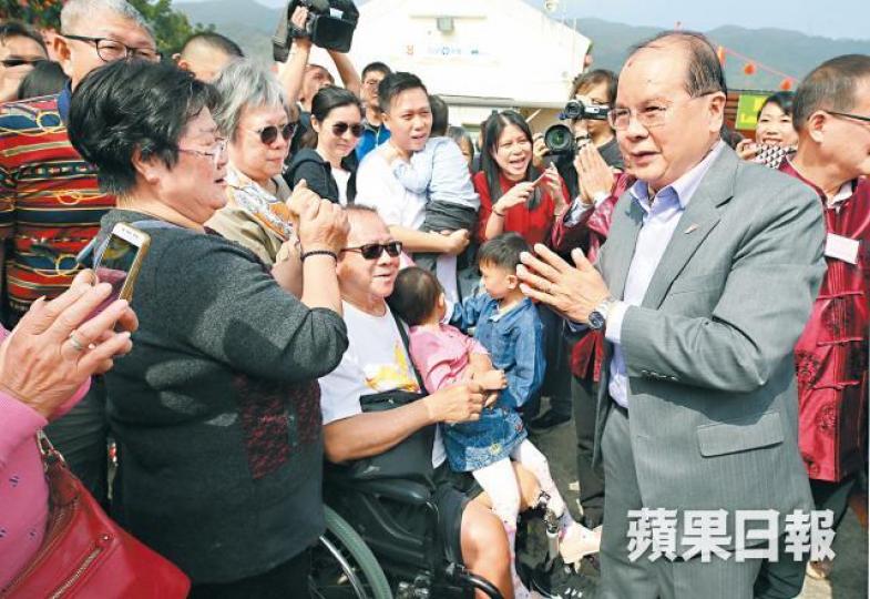 政務司司長張建宗今年年初一到大埔林村許願。 政務司司長張建宗今年年初一到大埔林村許願。