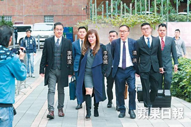 李偲嫣昨與丈夫謝鋮浚及資深大律師清洪步入法庭。張志華攝