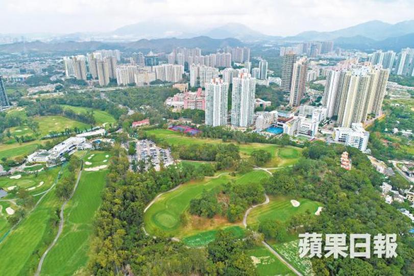 政府上周宣佈收回粉嶺高球場32公頃用地建屋,但其餘土地卻獲續期至2027年。 政府上周宣佈收回粉嶺高球場32公頃用地建屋,但其餘土地卻獲續期至2027年。