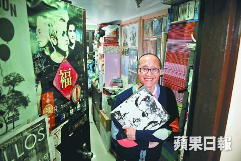 黃啟聰一腳踢辦《第一線Headlines》雜誌，一做32年。當初寫樂評不為賺錢，黃啟聰只想免費拿唱片。約二百呎的辦公室，塞滿堆積如山的唱片。堅持出版音樂雜誌，黃啟聰仍想推動樂壇或者唱片業。David Bowie的親筆簽名唱片。