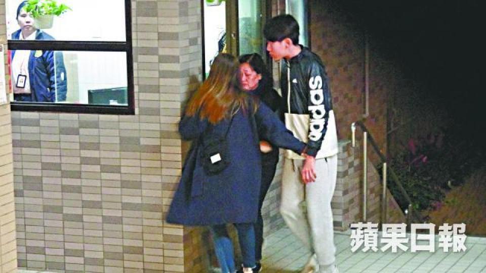 死者親友接獲通知趕到現場,憂心忡忡。 死者親友接獲通知趕到現場,憂心忡忡。