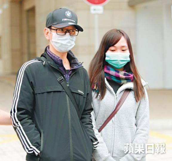 猝死女童的外公黃國華(左)和母親黃佩兒昨日出席聆訊。 猝死女童的外公黃國華(左)和母親黃佩兒昨日出席聆訊。