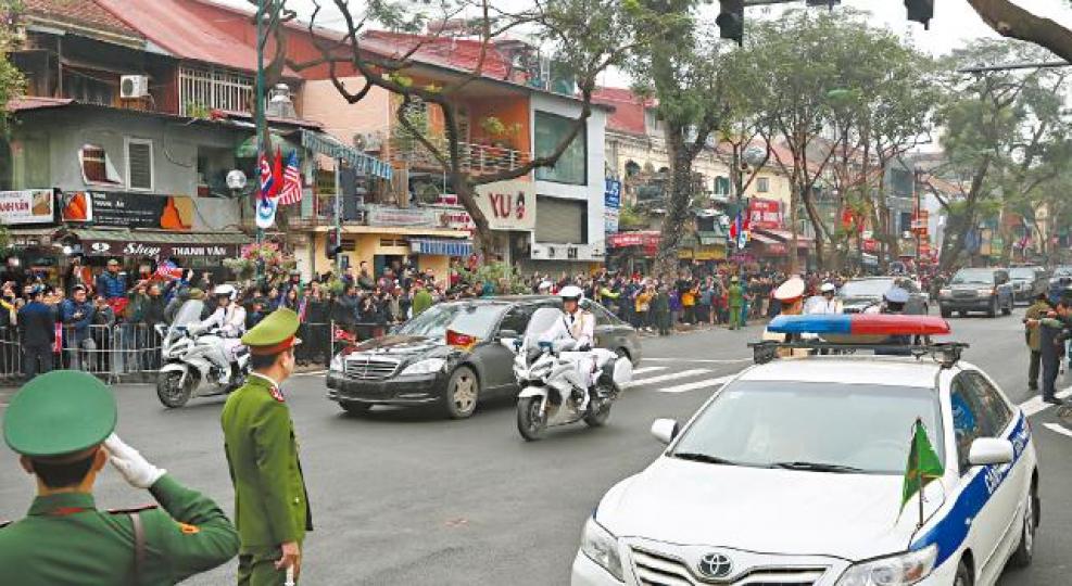 金正恩專車在河內警車護送開路下,駛往他下榻的酒店。何家達攝 金正恩專車在河內警車護送開路下,駛往他下榻的酒店。何家達攝