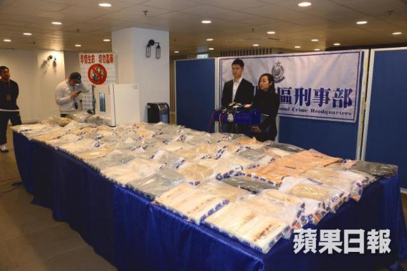警方破獲近三年來最大宗可卡因製毒工場,在上水一村屋撿獲市值3.8億元的可卡因。 警方破獲近三年來最大宗可卡因製毒工場,在上水一村屋撿獲市值3.8億元的可卡因。