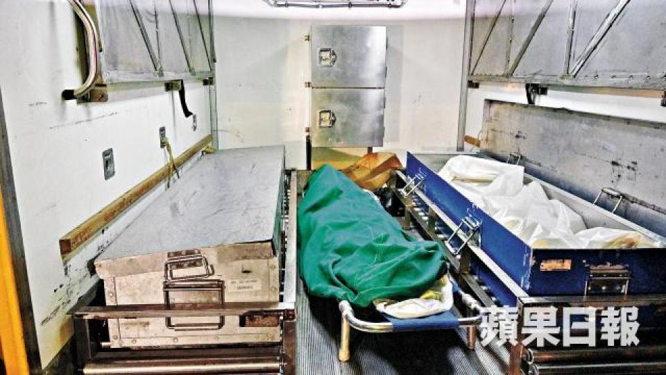 羅氏一家三具遺體被移送殮房。李家傑攝 羅氏一家三具遺體被移送殮房。李家傑攝