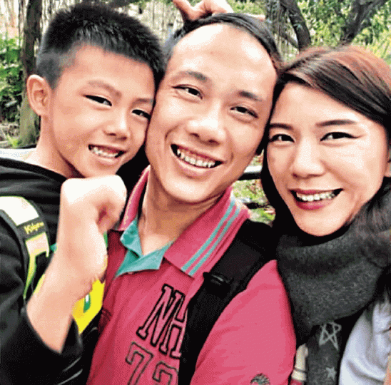 攬子燒炭的羅氏夫婦不時在社交平台上載一家三口合照。互聯網潮商學校校長詹漢銘憶起皓皓的校園點滴時悲從中來。 攬子燒炭的羅氏夫婦不時在社交平台上載一家三口合照。互聯網潮商學校校長詹漢銘憶起皓皓的校園點滴時悲從中來。