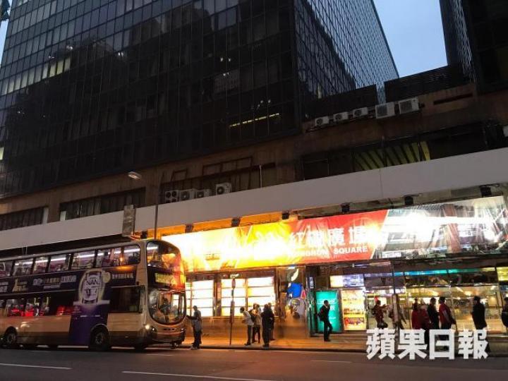 啟岸坐落馬頭圍道及庇利街交界,兩條馬路屬多條巴士及小巴線的必經點。 啟岸坐落馬頭圍道及庇利街交界,兩條馬路屬多條巴士及小巴線的必經點。
