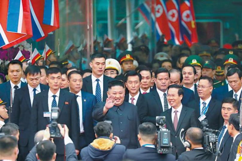 金正恩抵達越南同登火車站後,跟在場人士微笑揮手。路透社 金正恩抵達越南同登火車站後,跟在場人士微笑揮手。路透社