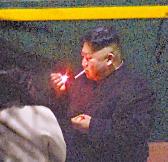 日本傳媒拍攝到金正恩在南寧火車站短暫停留時抽煙。 日本傳媒拍攝到金正恩在南寧火車站短暫停留時抽煙。
