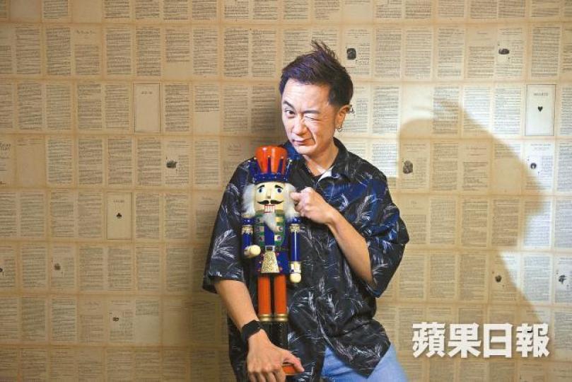 很多人覺得健吾麻煩,但健吾說自己並不想惹麻煩,「只不過想在沒有管制的環境之下,說自己想說的」,不會被任何人左右。健吾說不信讀書可以改變社會階級流動。搵食艱難,各行各業一樣,健吾沒有自命清高,找他推銷,他一定收錢。 很多人覺得健吾麻煩,但健吾說自己並不想惹麻煩,「只不過想在沒有管制的環境之下,說自己想說的」,不會被任何人左右。健吾說不信讀書可以改變社會階級流動。搵食艱難,各行各業一樣,健吾沒有自命清高,找他推銷,他一定收錢。