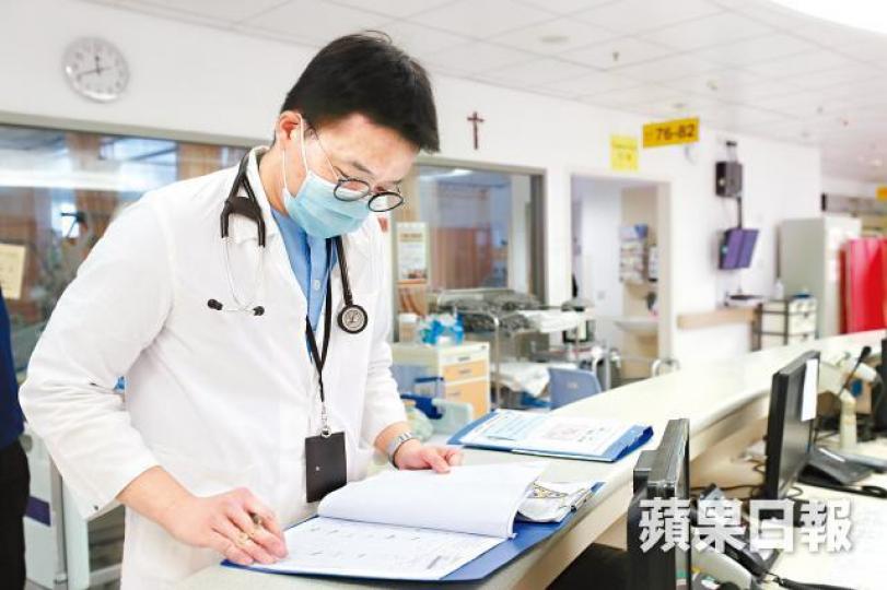 陳定邦醫生早前與醫管局續約三年,冀能對公營醫療體系有所貢獻。易仰民攝 陳定邦醫生早前與醫管局續約三年,冀能對公營醫療體系有所貢獻。易仰民攝