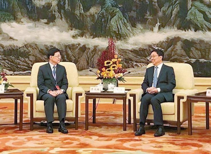 李家超(左)去年8月會見韓正(右)時,韓主動要求港府依法處理民族黨。互聯網 李家超(左)去年8月會見韓正(右)時,韓主動要求港府依法處理民族黨。互聯網